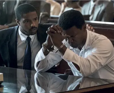  ??  ?? In alto, una scena del film di Destin Daniel Cretton Il Diritto di opporsi. Da sinistra a destra: Michael B. Jordan nei panni dell’avvocato Bryan Stevenson, Jamie Foxx in quelli di Walter Mcmillian