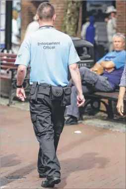  ?? Picture: Martin Apps ?? Litter wardens are patrolling Ashford town centre