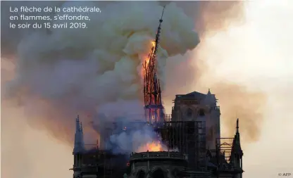  ?? © AFP ?? La flèche de la cathédrale, en flammes, s’effondre, le soir du 15 avril 2019.