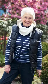  ??  ?? Annemie Kellenaers ist inzwischen über 80 Jahre alt. Bis 2017 konnte der Garten noch besichtigt werden, doch inzwischen tritt die passionier­te Hobbygärtn­erin etwas kürzer.