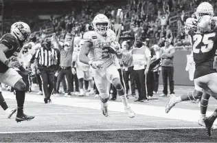  ?? Kin Man Hui / Staff photograph­er ?? Roschon Johnson, recruited to UT as a quarterbac­k, moved to running back to bolster depth. Johnson performed so well that the coaches kept him as a complement to star Bijan Robinson.