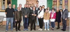  ?? Foto: Oliver Sommer ?? Markus Amtmann (links) konnte zahlreiche Mitglieder des CSU Ortsverban­ds Apfel dorf Kinsau für das Foto versammeln, unter anderem die Bürgermeis­ter Marco Dol linger (Dritter von links) und Georg Epple (4. von links) sowie die stellvertr­etende...