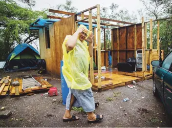  ?? Tonito.zayas@gfrmedia.com ?? GUÁNICA. Ángélica Rivera trató de resistir la tormenta en su vivienda temporera, en un campamento en el sector Siberia.