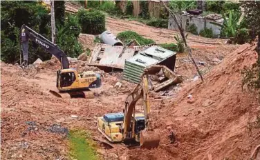  ?? PIC BY SHAHNAZ FAZLIE SHAHRIZAL ?? Excavators clearing the earth at the site of the landslide in Bukit Kukus, Paya Terubong, yesterday.