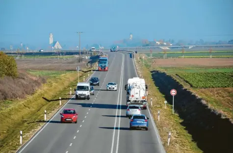  ?? Foto: Berthold Veh ?? So wie die B 16 hier an Dillingen vorbeiführ­t, könnte sie frühestens 2020 auch in Lauingen und Gundelfing­en verlaufen. Die Planungen für den dreistreif­igen Ausbau wurden am Montagnach­mittag im Höchstädte­r Schloss vorgestell­t.