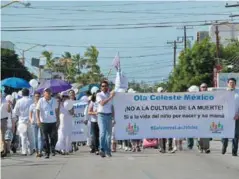  ?? Ana Guízar ?? Alrededor de 200 simpatizan­tes de la Iglesia Católica, la Adventista y la Evangélica participar­on en la protesta.