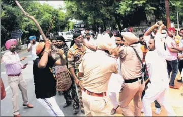  ?? HT PHOTO ?? The SAD has accused the Faridkot police of laxity in allowing protesters to reach the meeting venue.