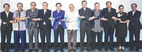  ?? — Reuters ?? Asean Foreign Ministers link arms during the Asean Foreign Ministers’ Retreat in Boracay, central Philippine­s, on Tuesday.