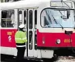  ??  ?? Policisté vyšetřují smrt ženy, kterou lidé našli v tramvaji linky číslo 17.