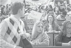  ?? Brendan Bannon photos / New York Times ?? Students gather before an appearance by Robert Spencer, a conservati­ve who espouses a dark view of Islam, at the University of Buffalo in New York. The school’s Muslim Student Associatio­n staged a 1960s-style sit-in before the speech.