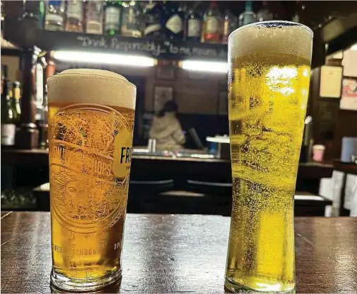  ?? Foto: Benedikt von Imhoff/dpa ?? Mancher Spieler bekommt weit mehr als nur zwei Pints Bier auf den Tresen gestellt.