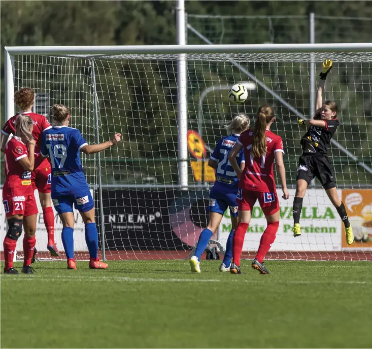  ??  ?? 17-åriga Tilda Ljungström Lignell fick bara minuter innan lördagens match veta att hon skulle ställa sig i mål. Det blev en svettig insats men hon höll nollan i sin debut i division 1.