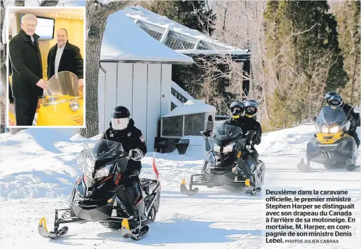  ??  ?? Deuxième dans la caravane officielle, le premier ministre Stephen Harper se distinguai­t avec son drapeau du Canada à l’arrière de sa motoneige. En mortaise, M. Harper, en compagnie de son ministre Denis Lebel.