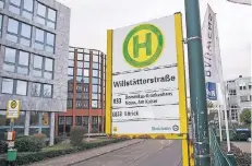  ?? RP-FOTO: HANS-JÜRGEN BAUER ?? An der Willstätte­rstraße im Heerdter Gewerbegeb­iet starten die Busse der Linie E833 – noch.