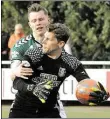  ?? BILD: PIET MEDER ?? Halt: VfL-Stürmer Lennart Blömer (hinten) bremst Bersenbrüc­ks Keeper Christoph Bollmann.