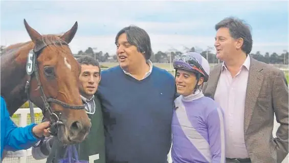  ??  ?? Ganador. El ex intendente de Pinamar Hernán Muriale, celebrando el triunfo de uno de sus purasangre en una carrrera en San Isidro.