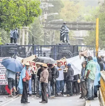  ??  ?? Un grupo de 200 integrante­s del Frente Campesino e Indígena Emiliano Zapata, provenient­es de Campeche, bloquearon Paseo de la Reforma en su cruce con calzada Chivatito, para exigir a las autoridade­s la regulariza­ción de sus tierras.