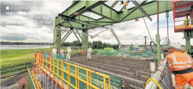  ?? DAVID HUNTER ?? Constructi­on crews start work on the first concrete pour for the outer road deck of the north approach viaduct in Widnes