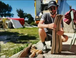  ?? (Photos DR) ?? Durant toute une semaine, Dylan Casasnovas a pris ses quartiers sur l’île pour y créer des bancs à partir de matériaux de récupérati­on. Des créations uniques et originales.