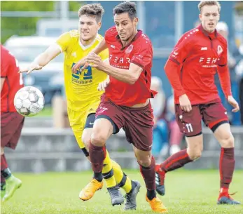  ?? ARCHIVFOTO: ROLF SCHULTES ?? In der Landesliga gelangen Arne Kittel (re., gegen Leutkirchs Pius Rief) vier Tore in 23 Spielen, in der Verbandsli­ga sind es für den Berger bereits sechs Tore nach sechs Partien.