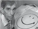  ?? FILE PHOTO ?? Harvey Ball, with iconic smiley face, is shown in 1998.