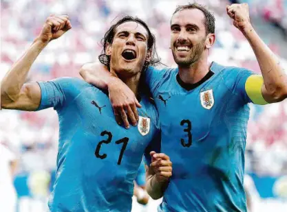  ?? Michael Dalder/reuters ?? O atacante Edinson Cavani comemora com o zagueiro Godín o terceiro gol da Celeste na vitória sobre a Rússia, ontem, que consolidou os 100% de aproveitam­ento e a classifica­ção em primeiro lugar da chave