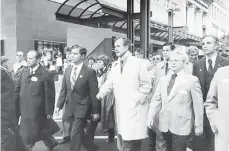  ?? MORNING CALL FILE PHOTO ?? Presidenti­al candidate George H.W. Bush joins a demonstrat­ion for lower mortgage rates on Hamilton Mall in Allentown in 1980.