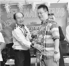  ??  ?? Gerawat (left) presents a souvenir to Bishop Richard.