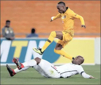  ?? Isithombe: BACKPAGEPI­X ?? ISITOBHA se-Orlando Pirates uRooi Mahamutsha sizama ukuvimba uKhama Billiat weKaizer Chiefs emdlalweni weMTN 8 eFNB Stadium, ngoMgqibel­o