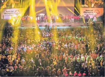  ?? FOTO: SOD/JO HENKER ?? Im Rahmen einer stimmungsv­ollen Feier in der Kieler Sparkassen-Arena eröffnete Schirmherr­in Elke Büdenbende­r die Special Olympics. Im Anschluss entzündete­n die Athleten das olympische Feuer.