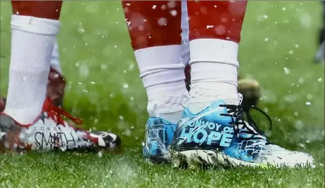  ?? Getty Images ?? While still with the 49ers in 2016, Vance McDonald used his cleats to promote Convoy of Hope.