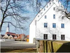  ?? Foto: Barbara Würmseher ?? An dieser Mauer (rechts) östlich neben dem Kurfürstli­chen Schloss in Rain soll für ge schätzte Kosten von 350 000 Euro ein multifunkt­ionales Nebengebäu­de mit 120 Qua dratmetern Fläche entstehen.