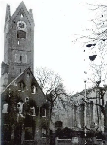  ?? Repro: Günther Köhler ?? So sah das Anwesen Schneider und die Pfarrkirch­e nach der Bombardier­ung 1945 aus.