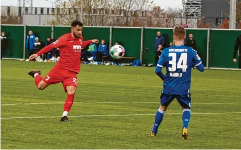  ?? Foto: FC Augsburg ?? Marco Richter (links) nimmt Maß, kommt in dieser Szene aber nicht zum Torerfolg. Dennoch durfte sich der 22‰Jährige über zwei Tore freuen. Das könnte ihm auf dem Weg zurück in die Startelf natürlich helfen.