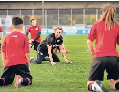  ?? FOTO: RALPH MATZERATH ?? Runter auf die Knie: Auch das Training ohne Ball stand auf dem Programm bei der Übungseinh­eit mit Stefan Kießling.