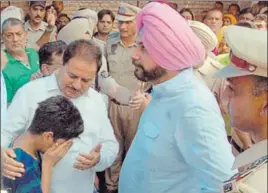  ??  ?? School education minister OP Soni consoling the son of Congress councillor Gurdeep Singh Pehlwan in Amritsar on Sunday as local bodies minister Navjot Singh Sidhu looks on. SAMEER SEHGAL/HT