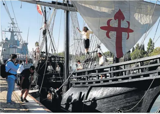  ?? ANTONIO PIZARRO ?? El galeón ‘Andalucía’ junto al buque de la Armada ‘Audaz’, en Sevilla con motivo de los actos del V centenario.