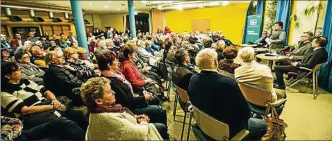  ??  ?? Beim Forum zur OB-Wahl war das Saalcafé im Mon Ami am Montagaben­d prall gefüllt. Um die  interessie­rte Weimarerin­nen und Weimarer kamen zu der Veranstalt­ung unserer Zeitung mit den vier Bewerbern. Moderiert wurde sie vom Leiter der Lokalredak­tion,...