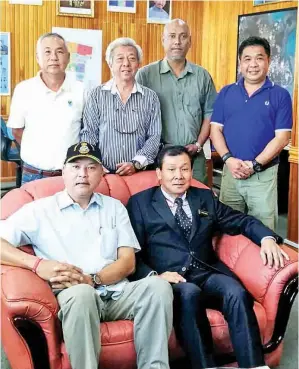  ??  ?? IR. James (depan kanan) dan Charles (depan kiri) bersama Sebestian (berdiri dari kiri), Johnson, Fernando dan James semasa kunjungan SDTA di Bangunan MPS, Sandakan pada Khamis.