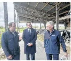  ?? ?? Alexandre Rassaërt (au centre) a visité la ferme des Deux Rives accompagné par Manuel (à droite) et Benoît Gavelle (à gauche).