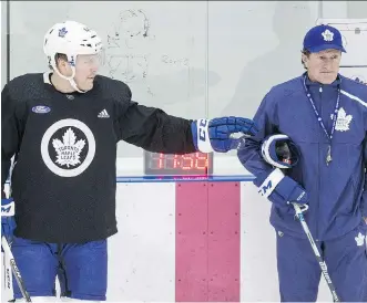  ?? CRAIG ROBERTSON ?? Toronto Maple Leafs head coach Mike Babcock, right, says he was impressed with Morgan Rielly at both ends of the ice following Saturday’s 5-0 road victory against the Pittsburgh Penguins.