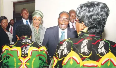  ?? — (Picture by Kudakwashe Hunda) ?? ZANU-PF President and First Secretary President Mugabe, flanked by First Lady and ZANU-PF secretary for Women’s Affairs Amai Grace Mugabe, shares a lighter moment with Politburo members Cdes Cleveria Chizema (left) and Sithokozil­e Mathuthu on arrival...