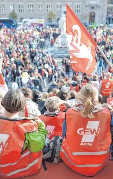  ?? FOTO: DPA ?? Aufgrund ihrer besonderen Rechte und Privilegie­n dürfen beamtete Lehrer auch weiterhin nicht streiken.