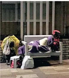  ?? FOTOS: NGZ ?? Ein Obdachlose­r, der an der Neustraße nahe der Stadtbibli­othek übernachte­t. Sein Rucksack dient als Kopfkissen.