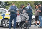  ?? FOTO: DPA ?? Die Polizei spricht mit Zeugen nach einer Schießerei in der Masjid Al Noor-moschee in Christchur­ch.