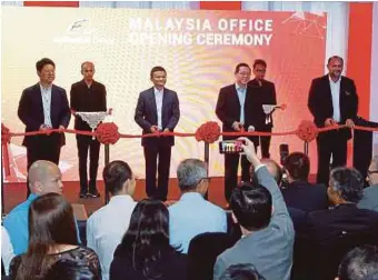  ?? PIC BY SADDAM YUSOFF ?? Chinese ambassador to Malaysia Bai Tian (left), Alibaba Group founder and executive chairman Jack Ma (third from left), Finance Minister Lim Guan Eng
(fourth from left) and Communicat­ions and Multimedia Minister Gobind Singh Deo (right) at the opening...