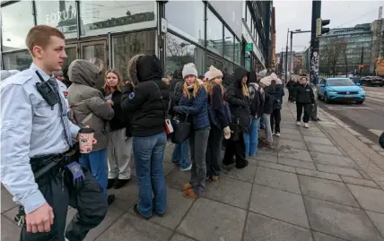  ?? FOTO: MARIA GESTRIN-HAGNER FOTO: MOSTPHOTOS ?? ■
Hundratals personer köade i uppemot fem timmar utanför köpcentret Forum när kosmetikak­edjan Lyko började sälja en ny sminkserie.