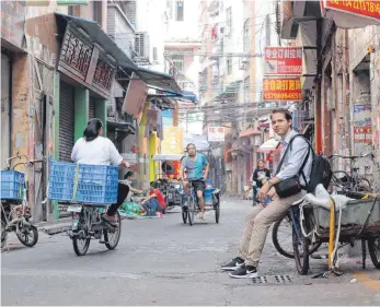 ?? FOTO: ANDRE GLIZHINSKI­Y ?? Niklas Vesely in einer der ärmeren Produktion­sgegenden Gunagzhous.