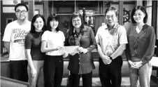  ??  ?? Mary presenting sponsorshi­p for World Speech Day 2018 to organizing chairperso­n Thien Yi Ting, witnessed by World Speech Day National Ambassador Lee Chye Ewe (second right) and teacher advisor Christy Wong (right).