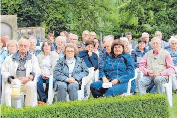  ?? SZ-FOTO: KÖ ?? Die Zuschauer im Munderking­er Pfarrgarte­n genossen das barocke Konzert.